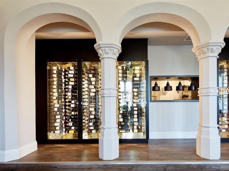 Oddfellows On The Park Чийдъл Екстериор снимка Wine display at the restaurant
