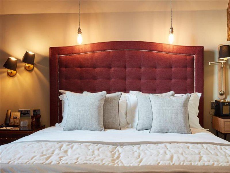 Oddfellows On The Park Чийдъл Екстериор снимка A bed with a headboard