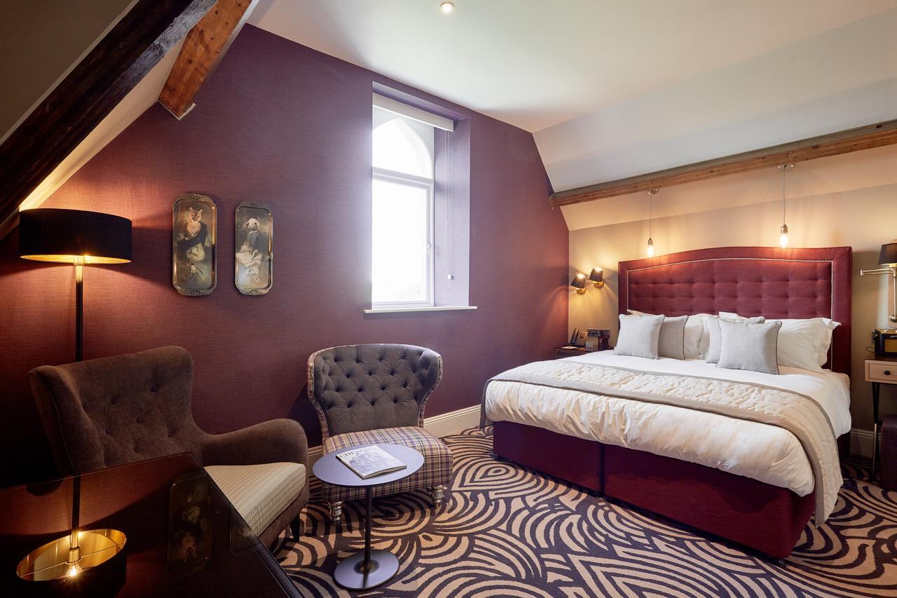 Oddfellows On The Park Чийдъл Екстериор снимка A bedroom at The Swan
