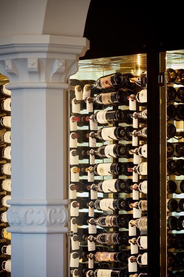 Oddfellows On The Park Чийдъл Екстериор снимка Wine rack