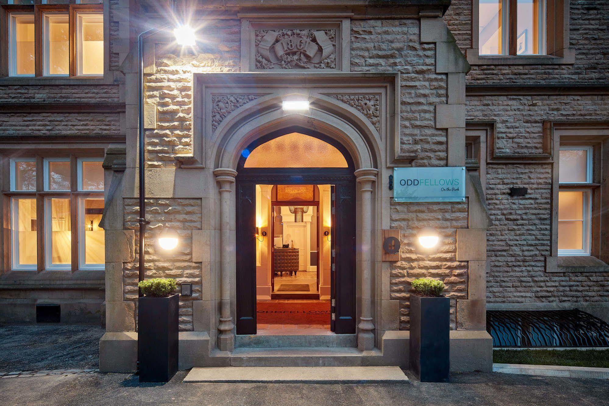 Oddfellows On The Park Чийдъл Екстериор снимка The entrance to the hotel