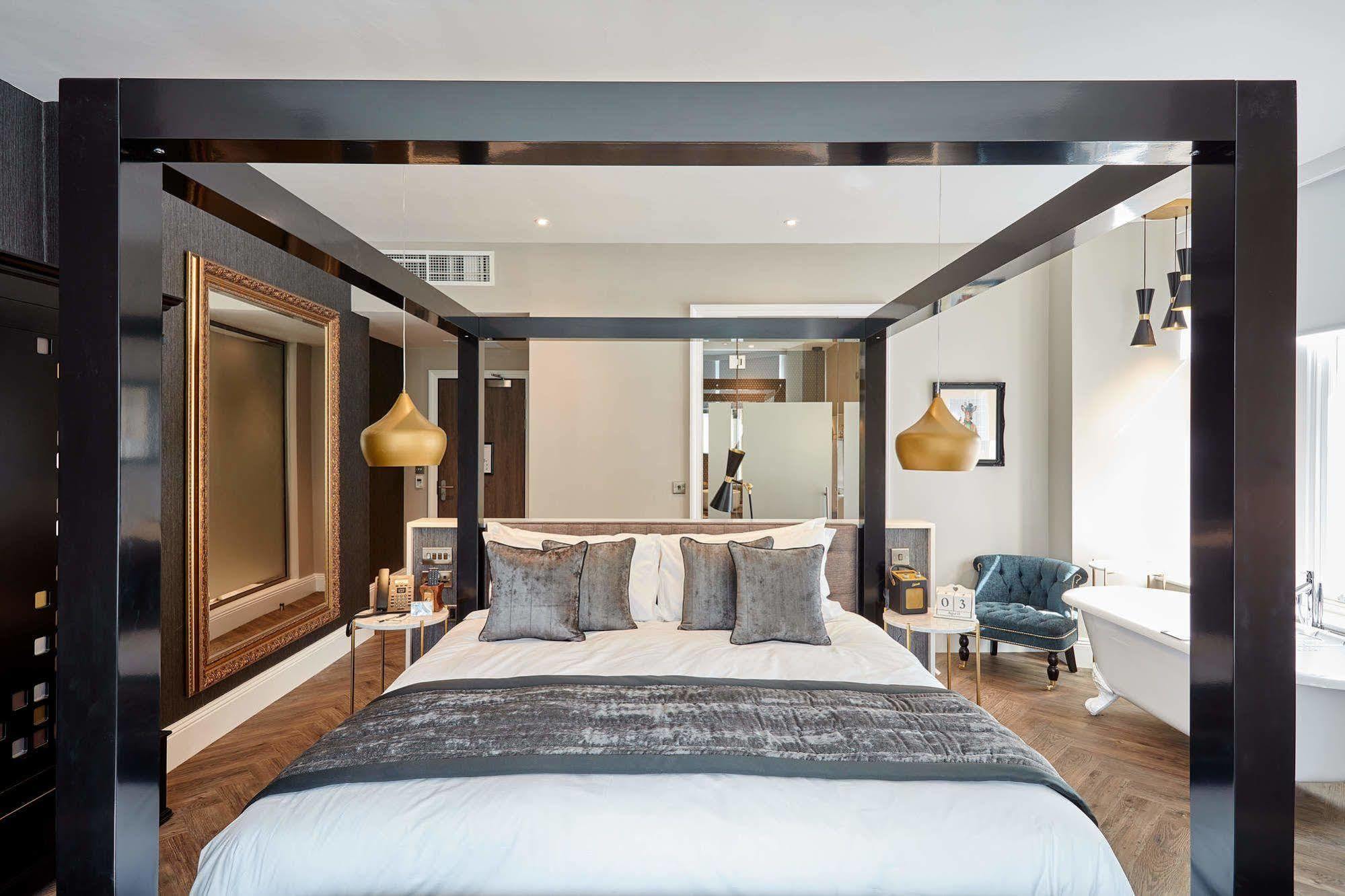 Oddfellows On The Park Чийдъл Екстериор снимка A bedroom at The Ivy Collection