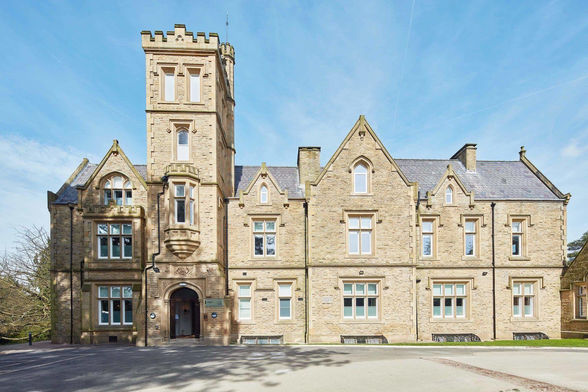 Oddfellows On The Park Чийдъл Екстериор снимка The former County Hospital, now the University of Huddersfield