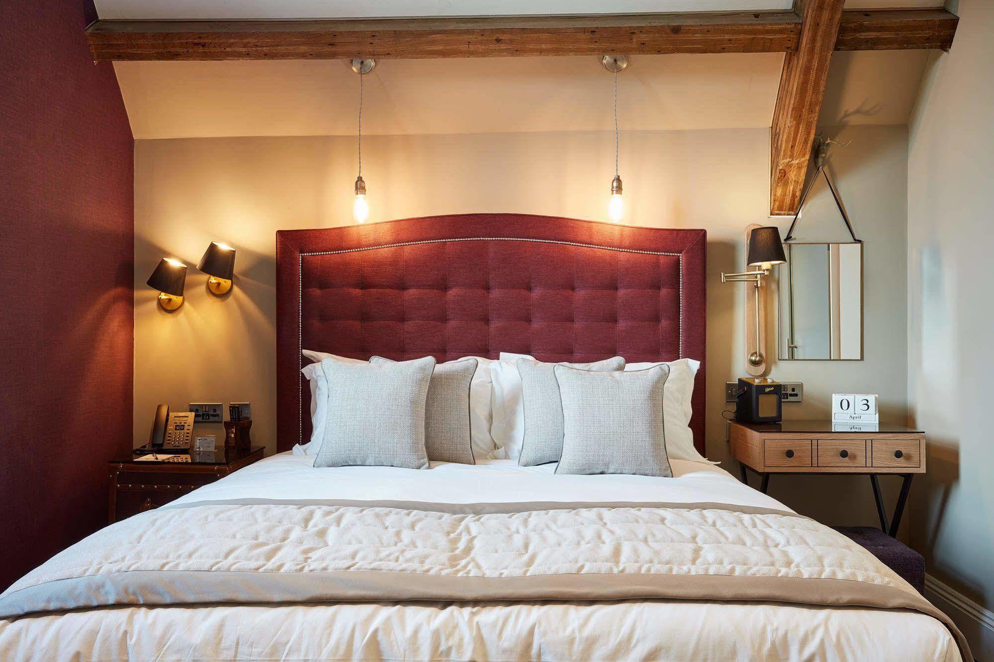 Oddfellows On The Park Чийдъл Екстериор снимка A bedroom at The Swan Hotel