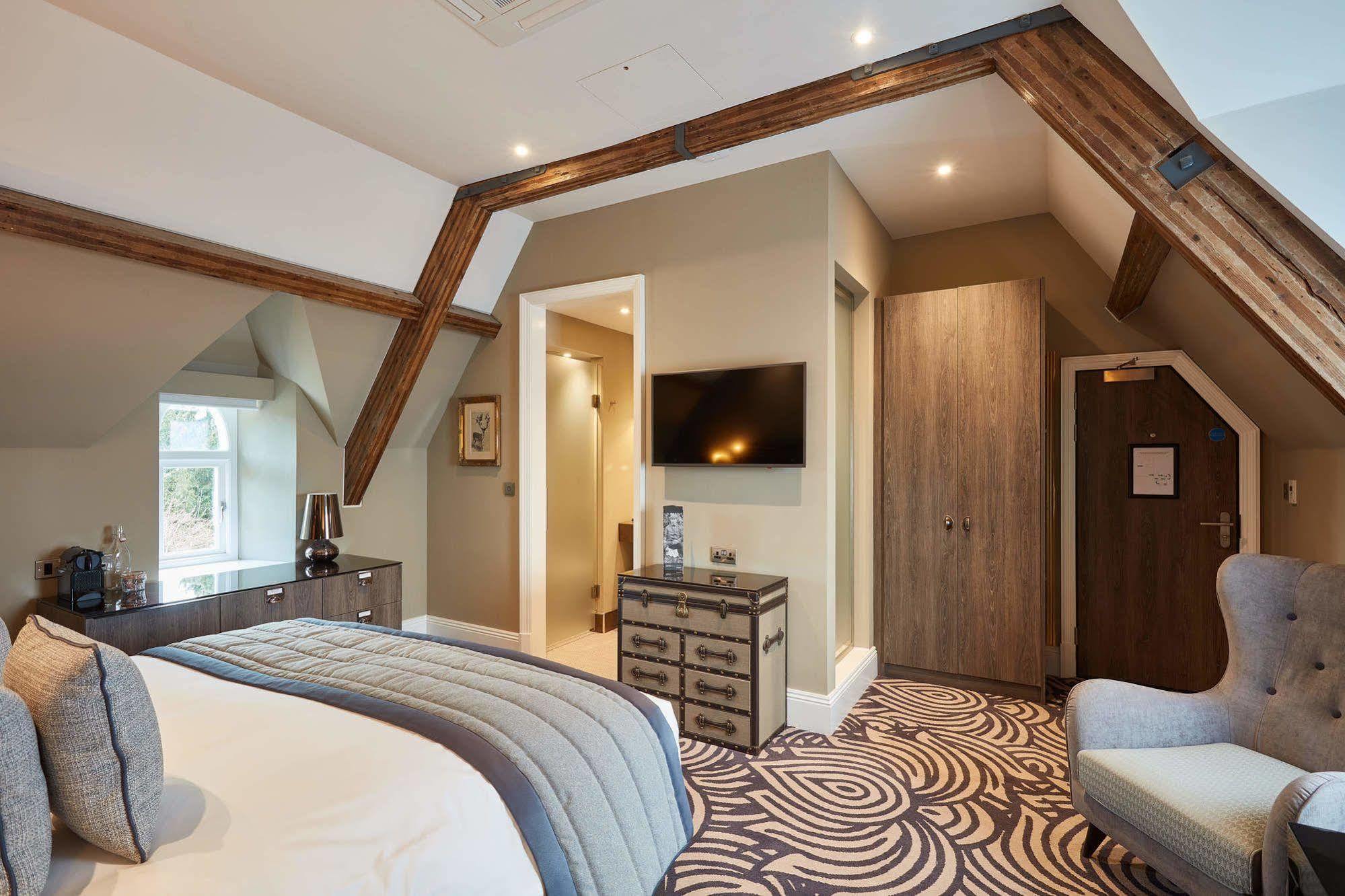 Oddfellows On The Park Чийдъл Екстериор снимка A bedroom at The Old Bank Hotel